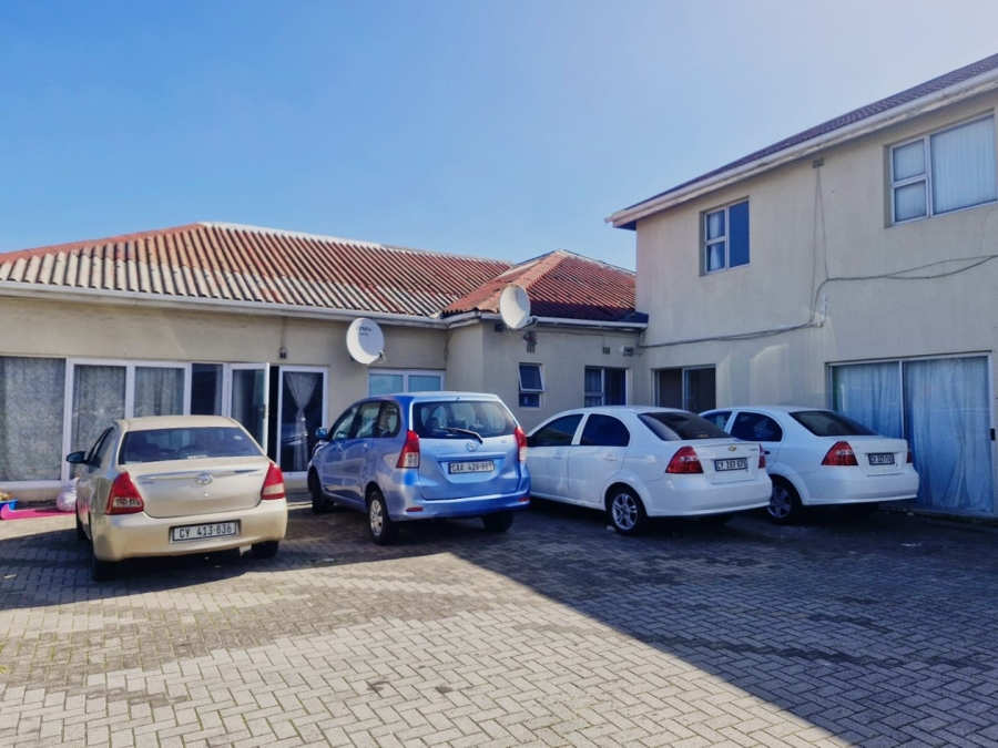 8 Bedroom Property for Sale in Goodwood Central Western Cape